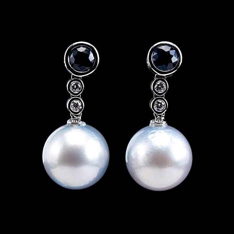 A PAIR OF EARINGS, South Sea pearls Ø 13 mm, Ceylon sapphires 1.10 ct, brilliant cut diamonds 0.08 ct W/vs.