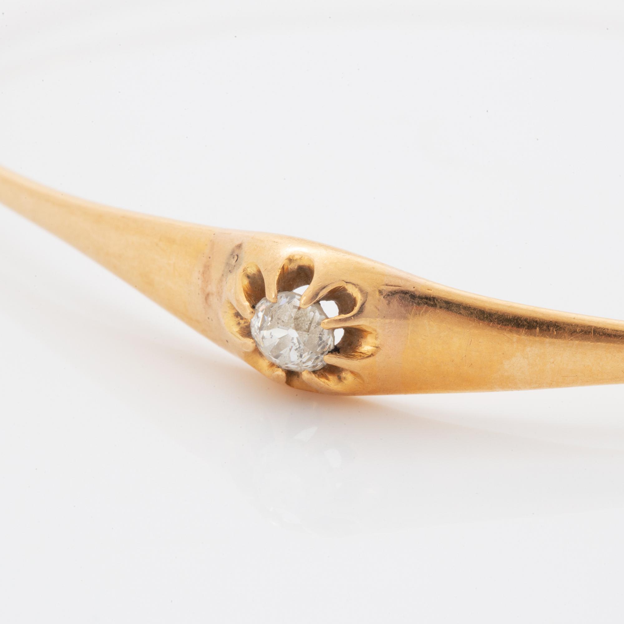 ARMRING, guld med gammalslipad diamant.