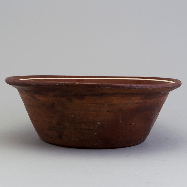 An earthenware bowl, late 19th century.