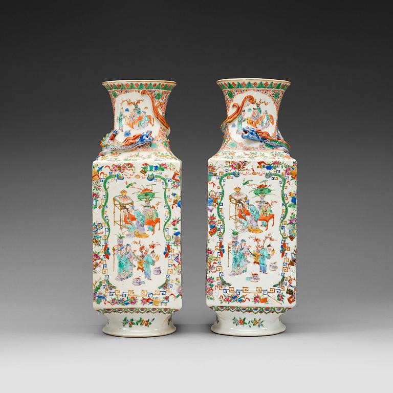 A pair of famille verte vases. Late Qing dynasty (1644-1912).