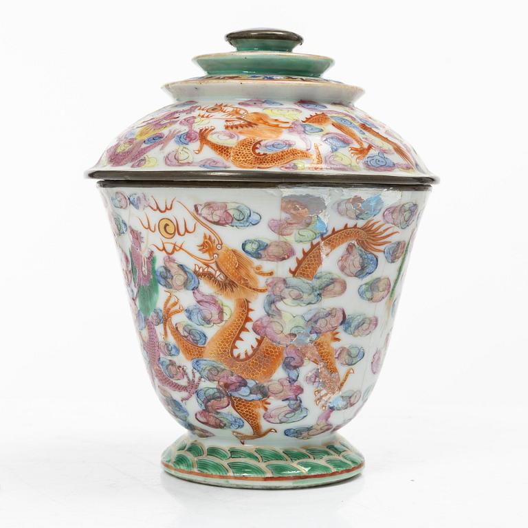 A Chinese famille rose 'dragon' jar with cover, for the Thai market, Qing dynasty, 19th century.