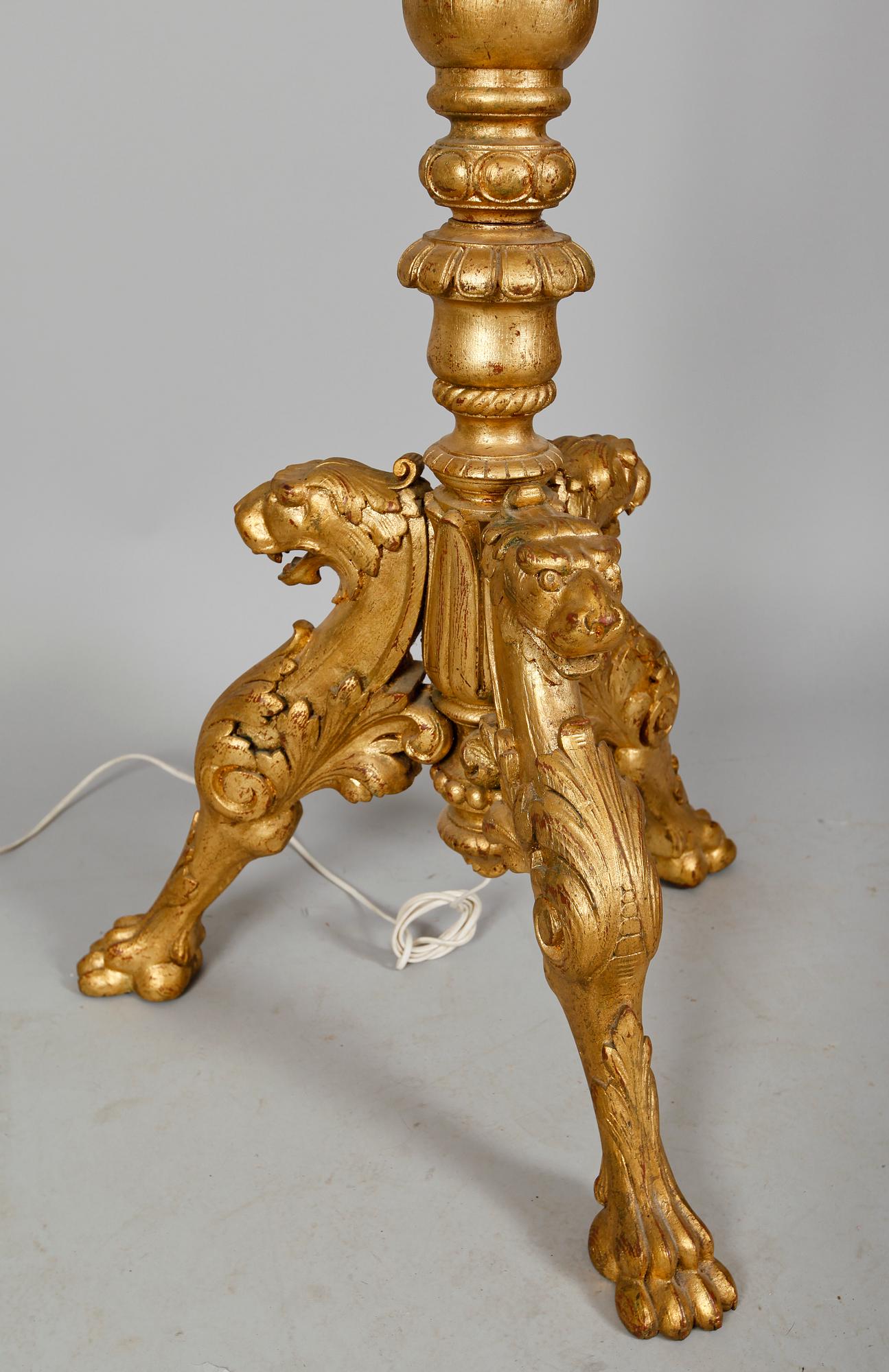 GOLVLAMPA, skuret trä, 1900-taets första hälft.