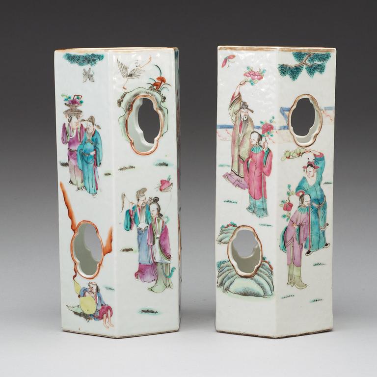 LYKTOR/PERUKSTOCKAR, två stycken, porslin. Qing dynastin, sent 1800-tal.