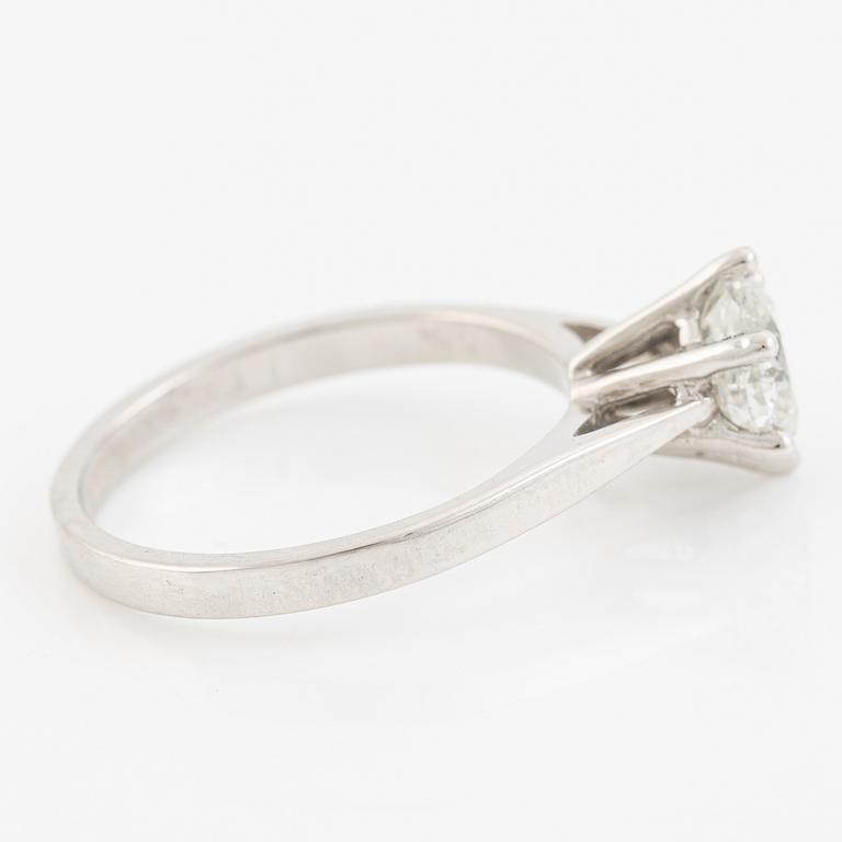 Ring in 18K white gold set with a round brilliant-cut diamond.