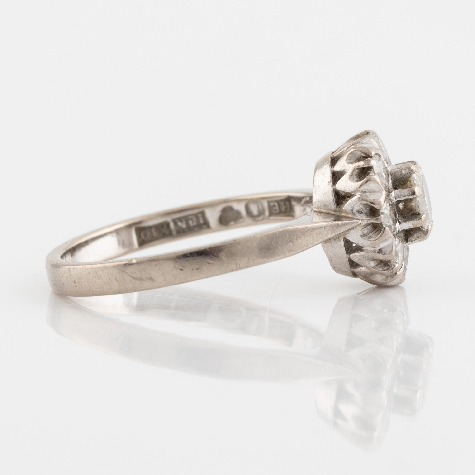 Ring carmosé med oval- och runda briljantslipade diamanter, Engelbert.
