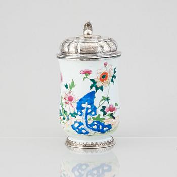 Kanna med lock, famille rose, med silvermontering av Nils Gram d ä, Köpenhamn 1756.
