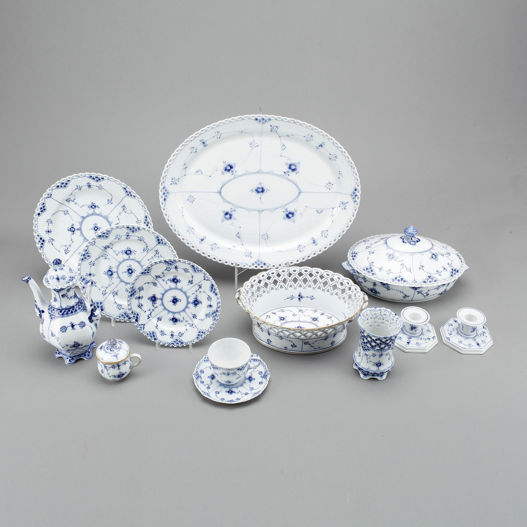SERVISDELAR, 84 stycken, porslin, Musselmalet, Royal Copenhagen.
