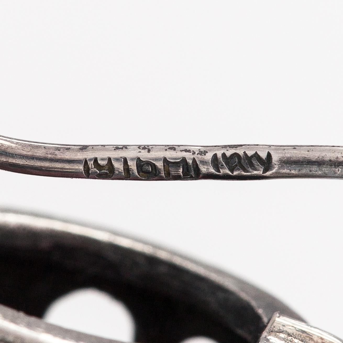 Kai Lindström, Brosch, ring och örhängen, silver, granit. Kalevala Koru, Helsingfors 1968.