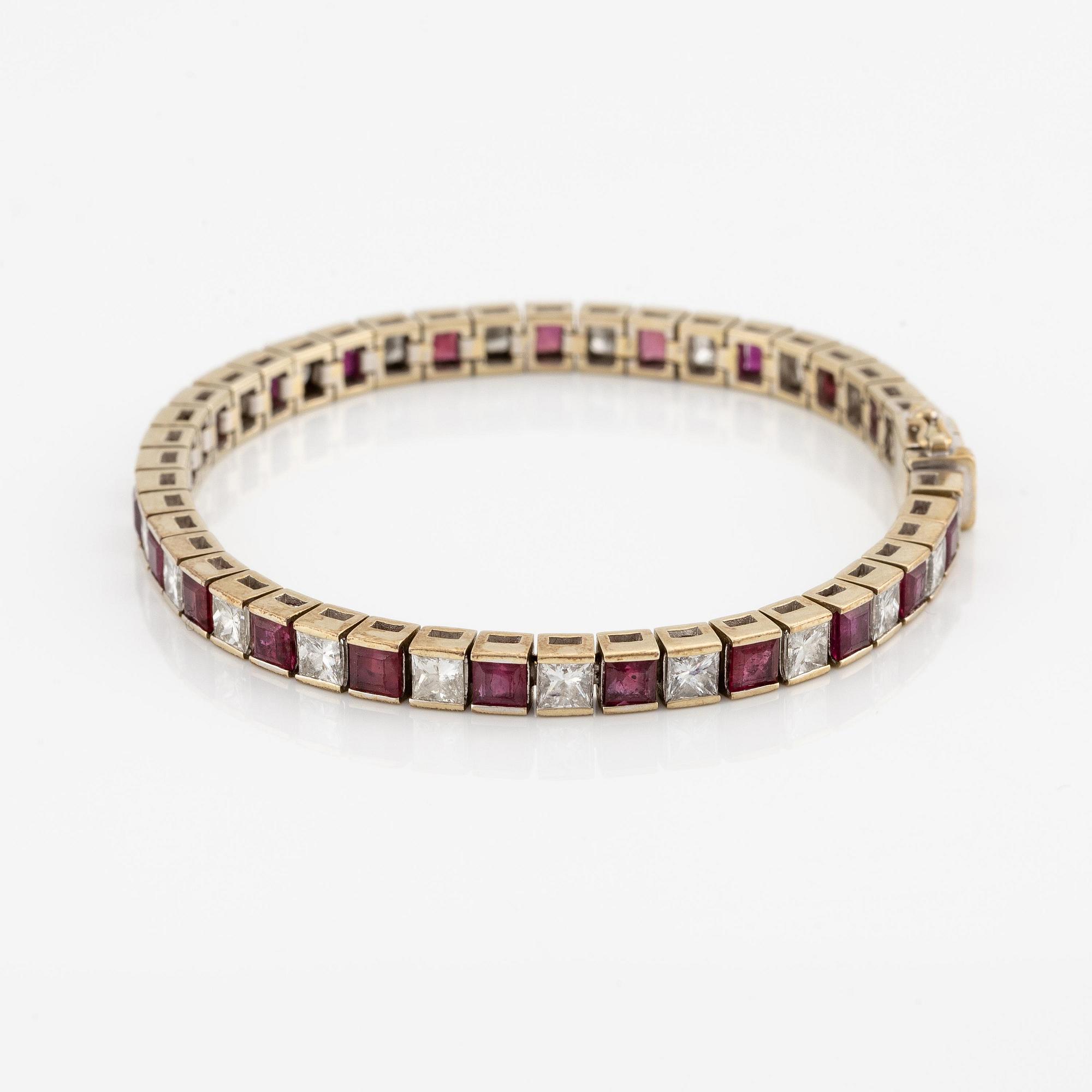 Armband 18K vitguld med rubiner och prinsesslipade diamanter.