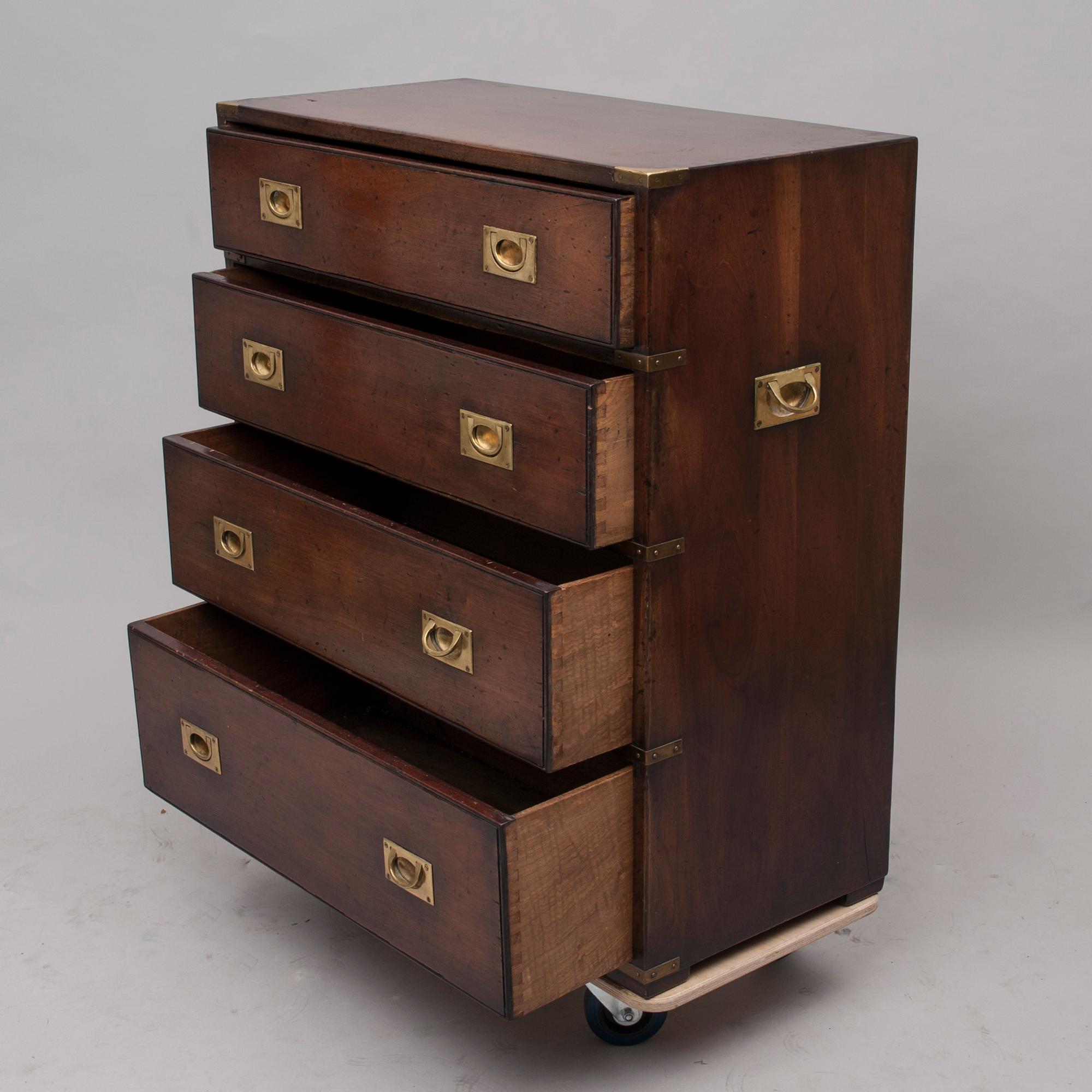 BYRÅ, Campaign chest, England 1900-talets mitt.