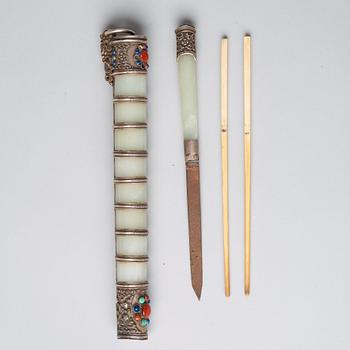BESTICK, försilvrad koppar med inläggningar. Tibet, 1800-tal. Nefriten med signatur.