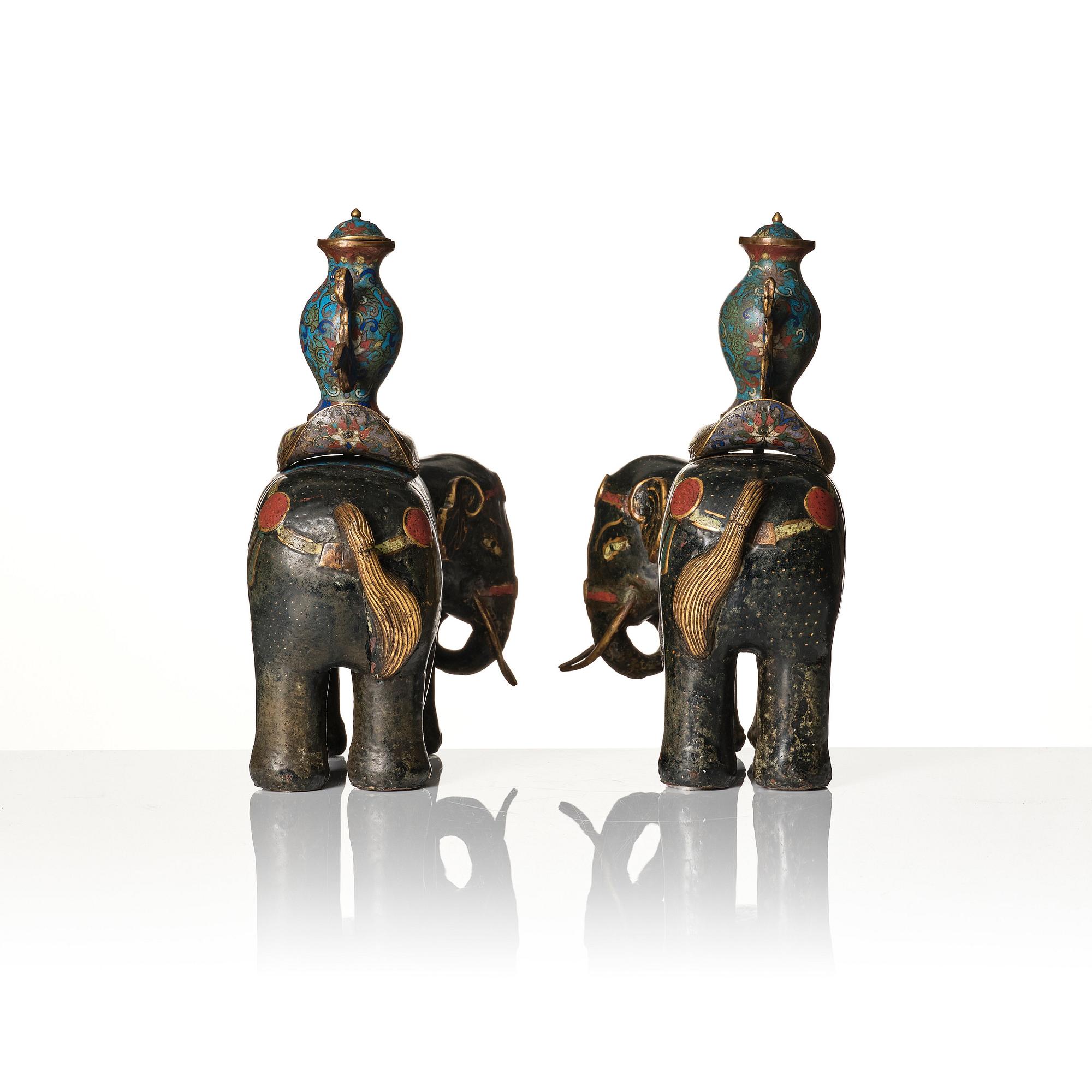 Elefanter, ett par, cloisonné och champleve, Qingdynasti, 17/1800-tal.