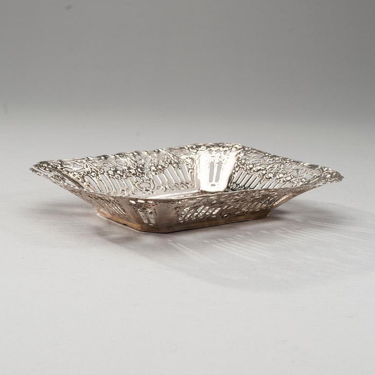 MALJA, hopeaa, Tauno Suhonen, Helsinki 1964. Paino noin 212 g.