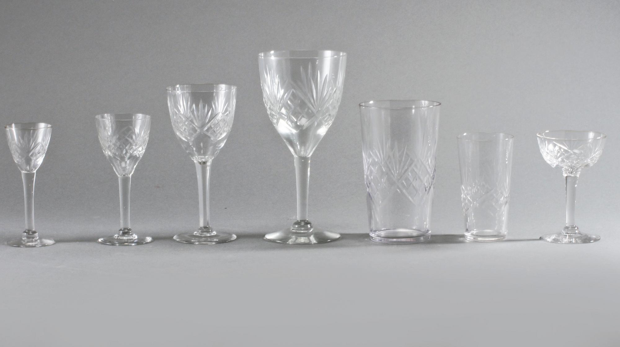 GLASSERVIS, 85 delar, Helgaliknande modell, 1900-tal.