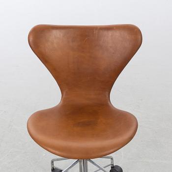 ARNE JACOBSEN, skrivbordsstol, "Sjuan", Fritz Hansen, Danmark.