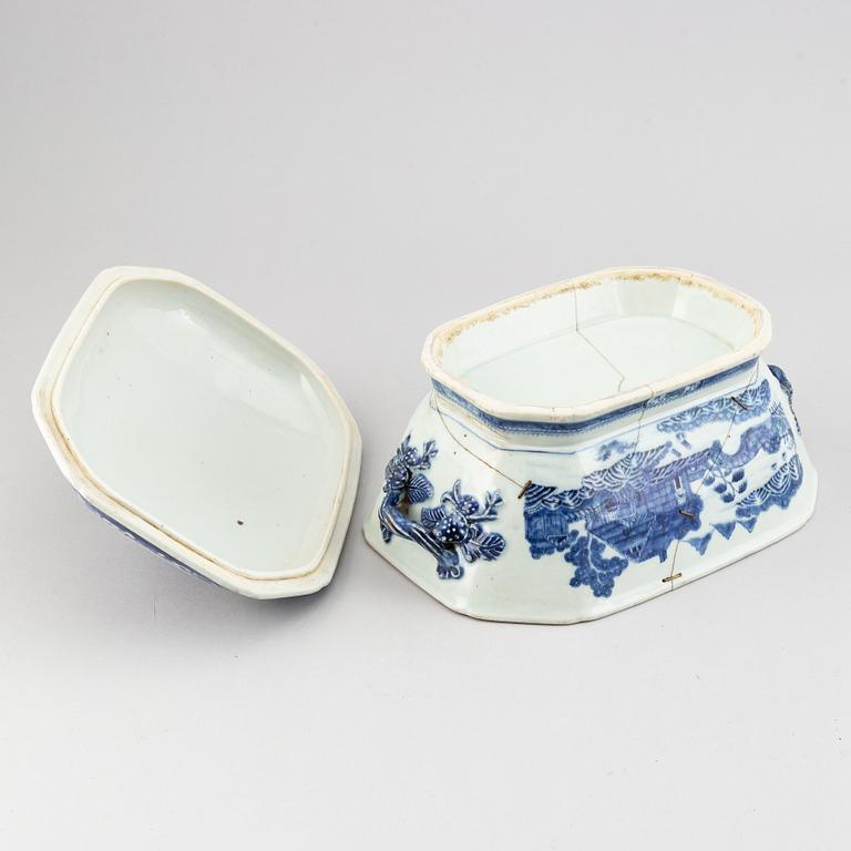 A blue and white tureen, Qing dynasty, Qianlong (1736-95).