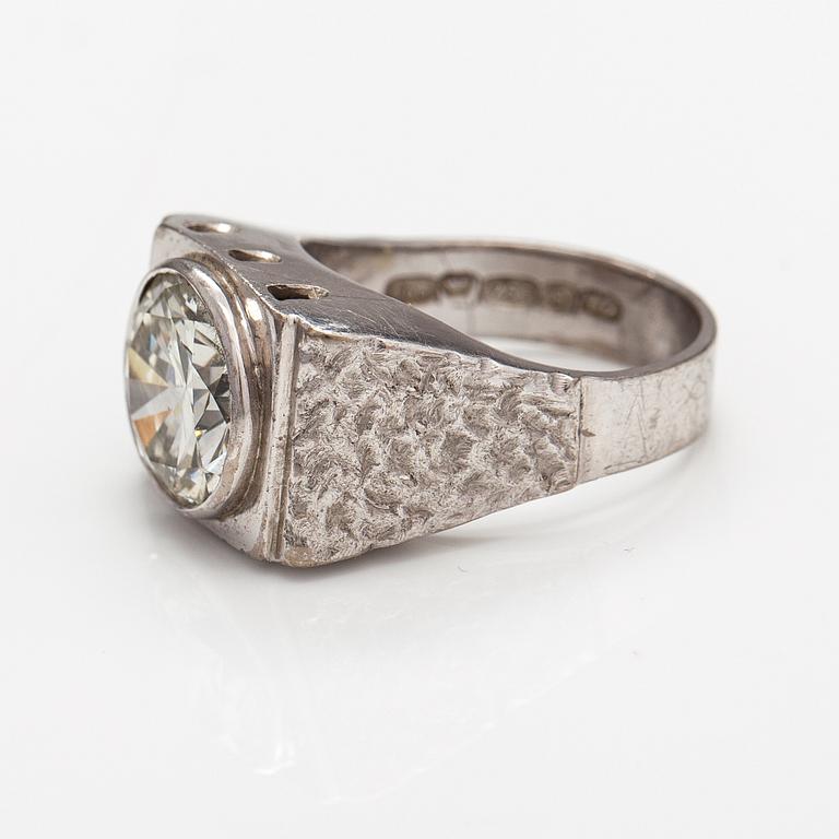 Ring, 18K vitguld, diamant ca 4.60 ct. Kaino Ura, Salo 1976.