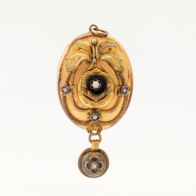 Pendant photo locket in 8K gold and silver.