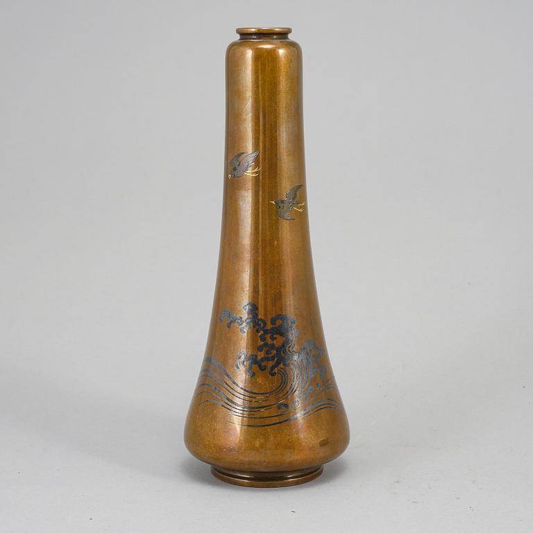 A Japanese bronze vase, Meiji period (1868-1912).