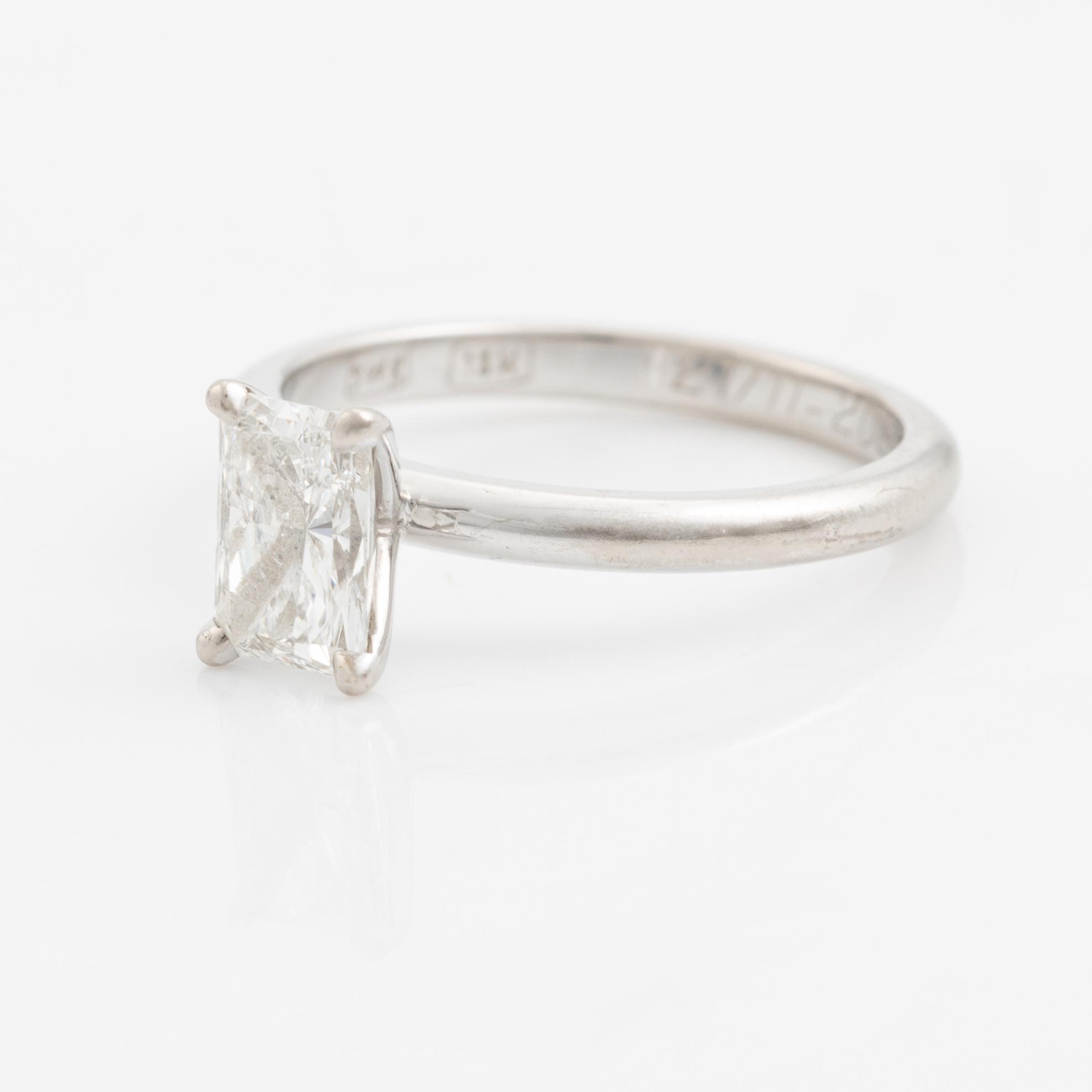 Ring 18K vitguld med radiant/mixed cut diamant, 1,01 ct.