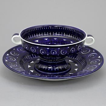 FAT samt SKÅL PÅ FOT, porslin, "Valencia", Ulla Procopé, Arabia, Finland, 1900-tal.