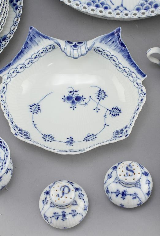 PARTI SERVISDELAR, 65 delar, "Musselmalet", Royal Copenhagen, 1900-tal.