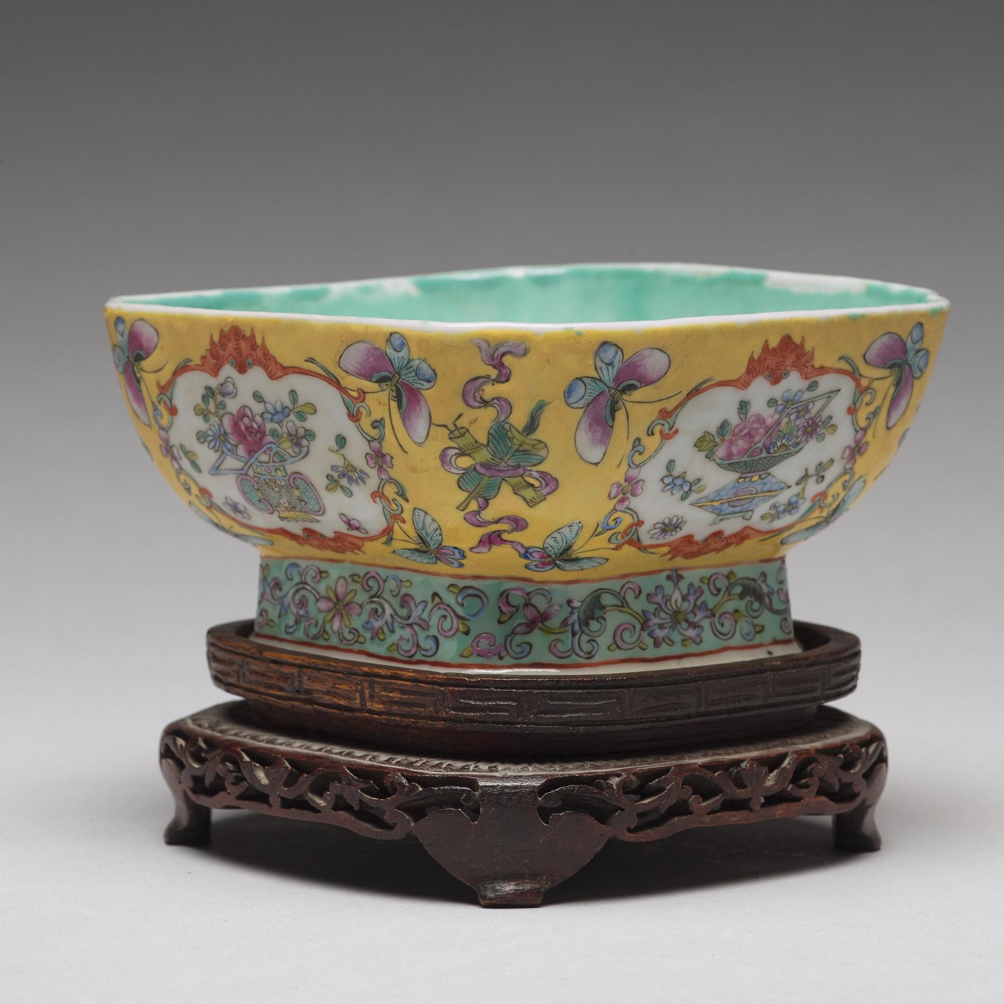 A famille rose bowl, Qing dynasty, circa 1900.
