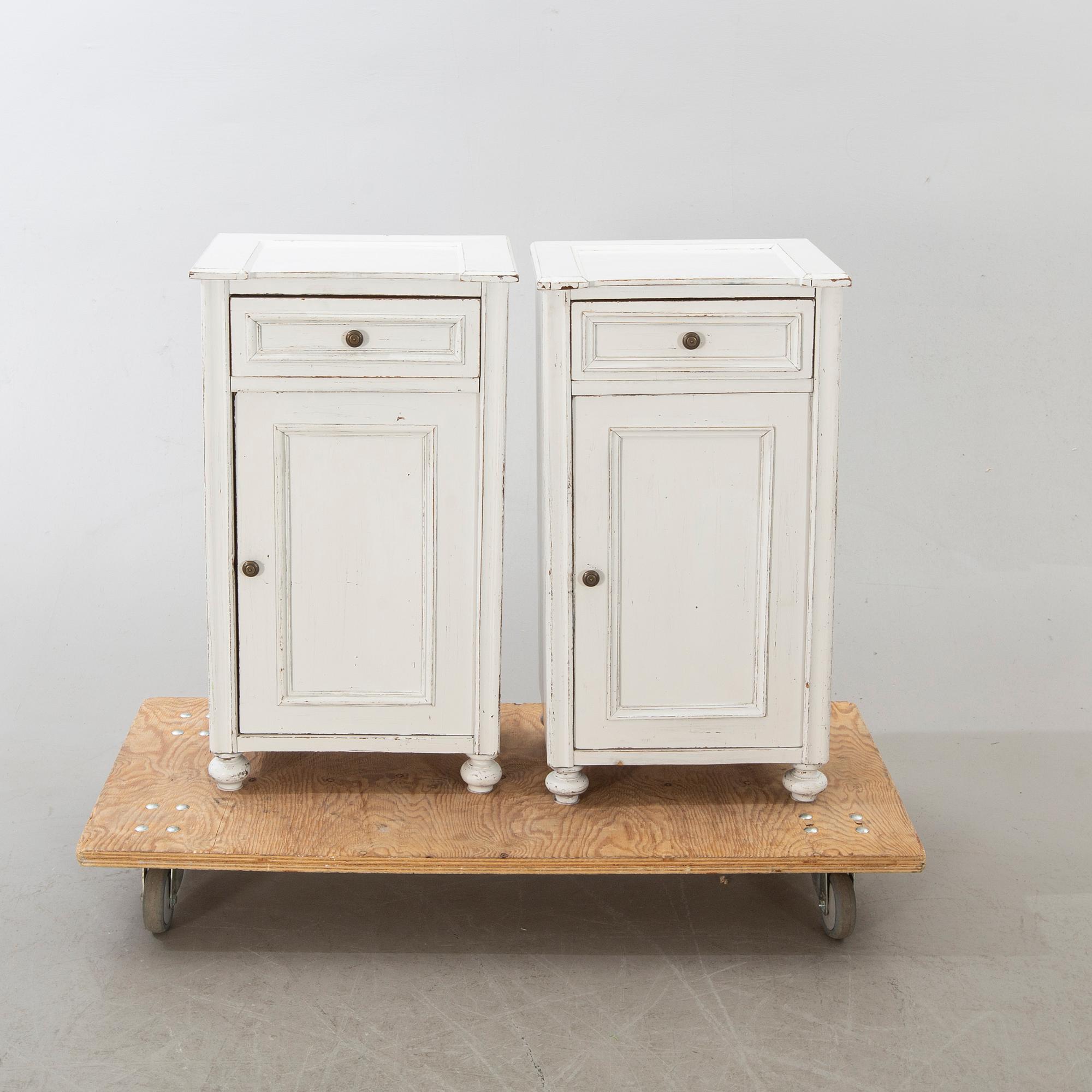 SÄNGBORD, ett par. Modern tillverkning.