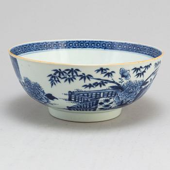 A blue and white punch bowl, Qing dynasty, Qianlong (1736-95).