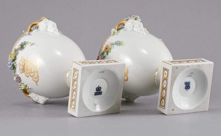 LOCKURNOR, ett par, porslin, Royal Copenhagen, tidigt 1900-tal.