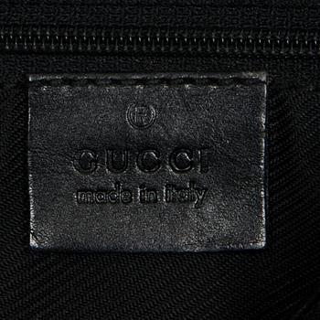 LAUKKU, Gucci.