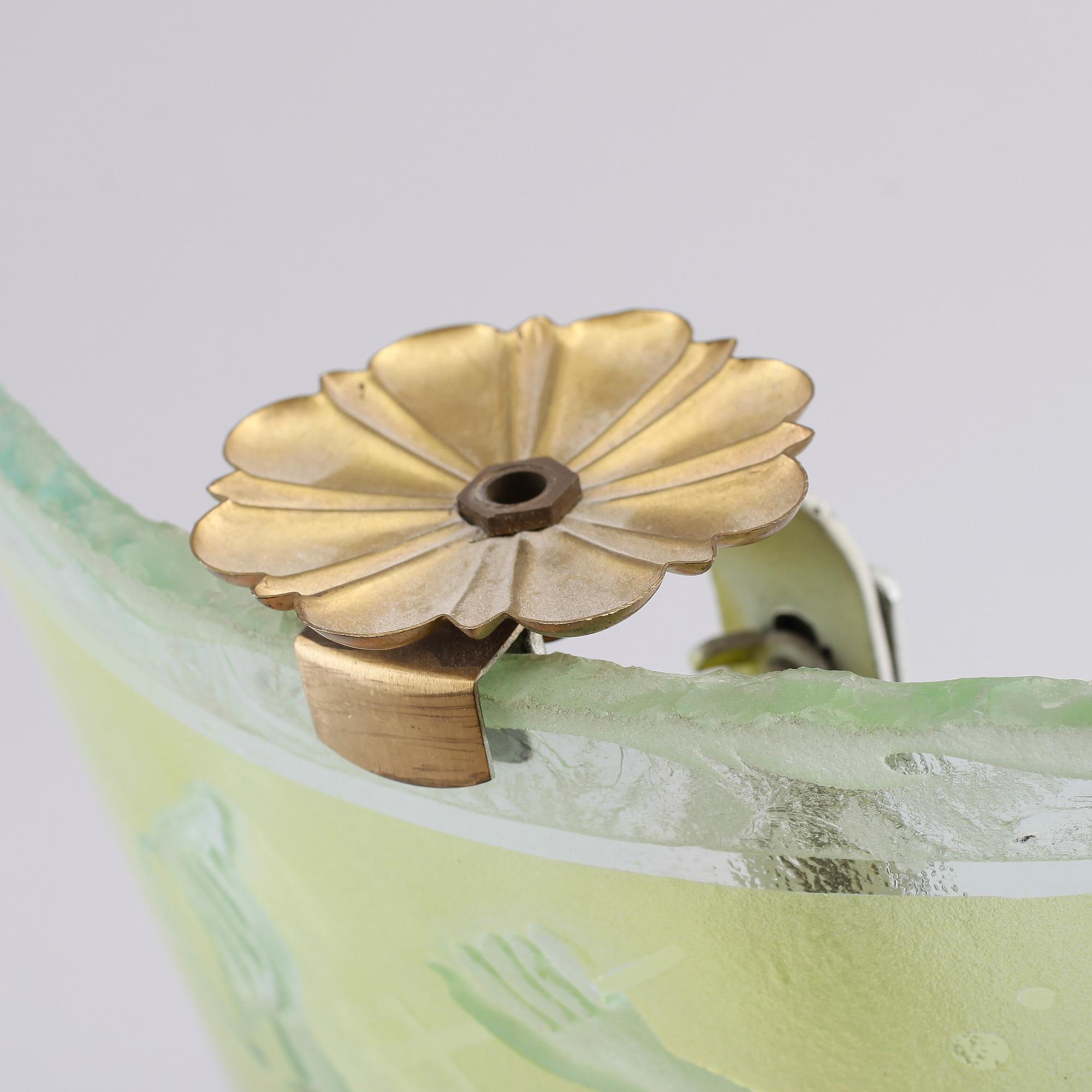 VÄGGLAMPETT, glas, 1900-talets första hälft.
