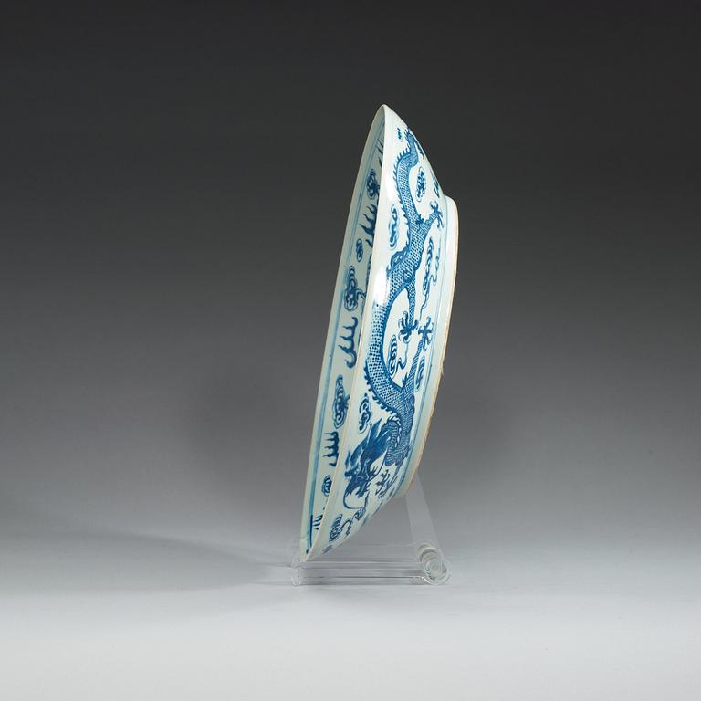 A large blue and white with five clawed dragon dish, Qing dynasty with Guangxu mark.