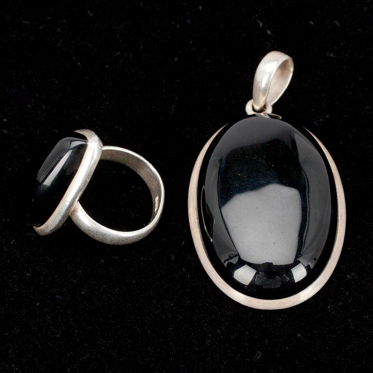 HÄNGSMYCKE samt RING, silver och onyx.