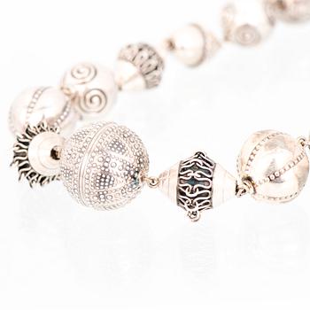 KAULAKORU, RANNEKORUJA, 2 kpl, ja SORMUS, "Halikon Kääty", hopeaa. Kalevala Koru 1972-83.