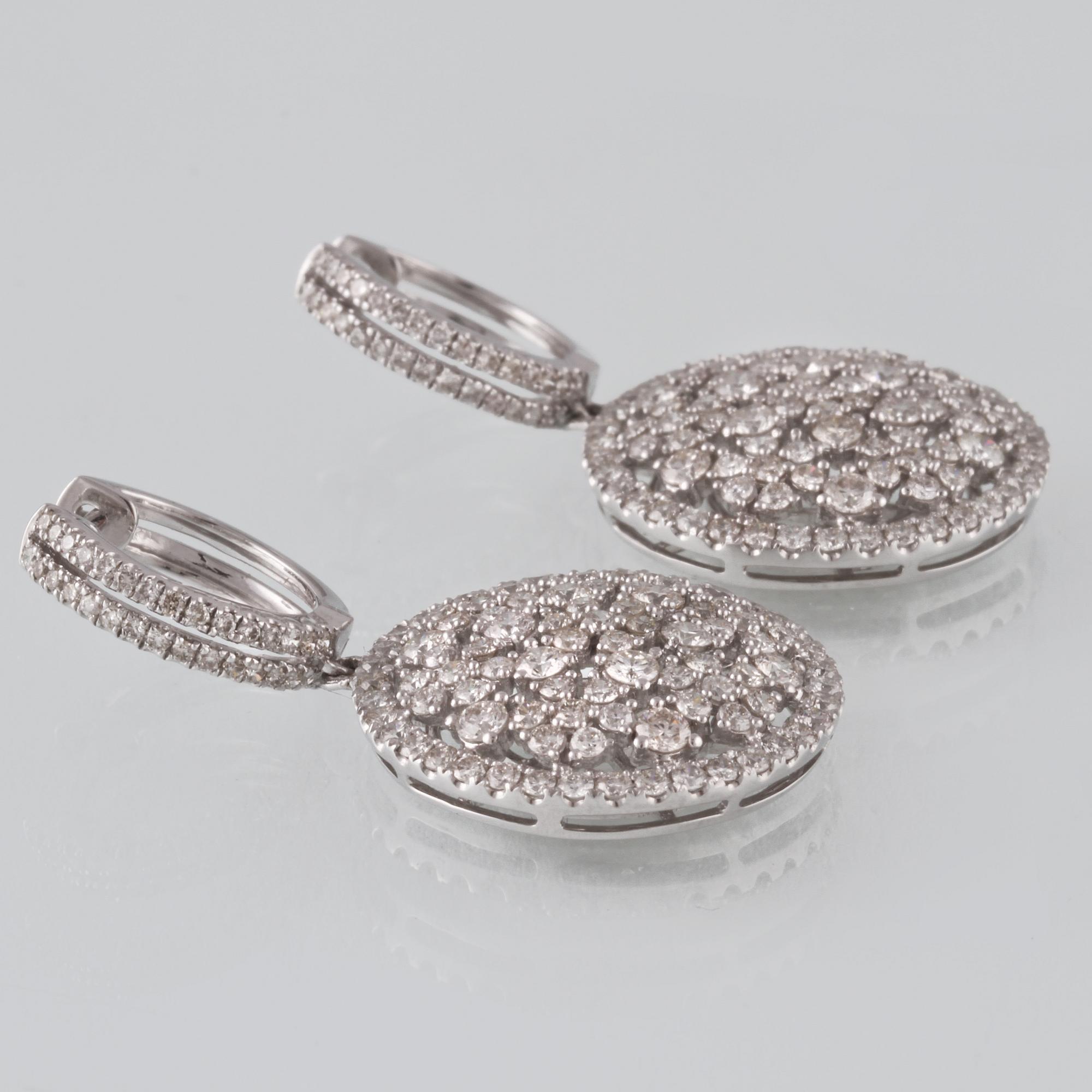 ÖRHÄNGEN, 18K vitguld med 258 briljantslipade diamanter 3.42 ct. Vikt 9,9 gram.