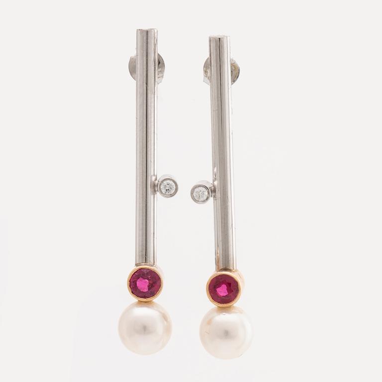 ÖRHÄNGEN 18K vitguld m 2 rubiner 0,96 ct 2 briljanter 0,06 ct TW VS, 2 odlade pärlor, Liljeroths Juvelform Malmö 2009.