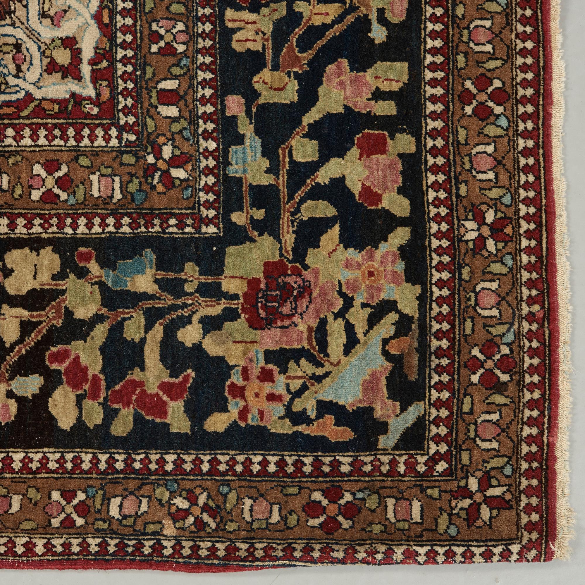 A RUG. An antique Esfahan. 212 x 141 cm.