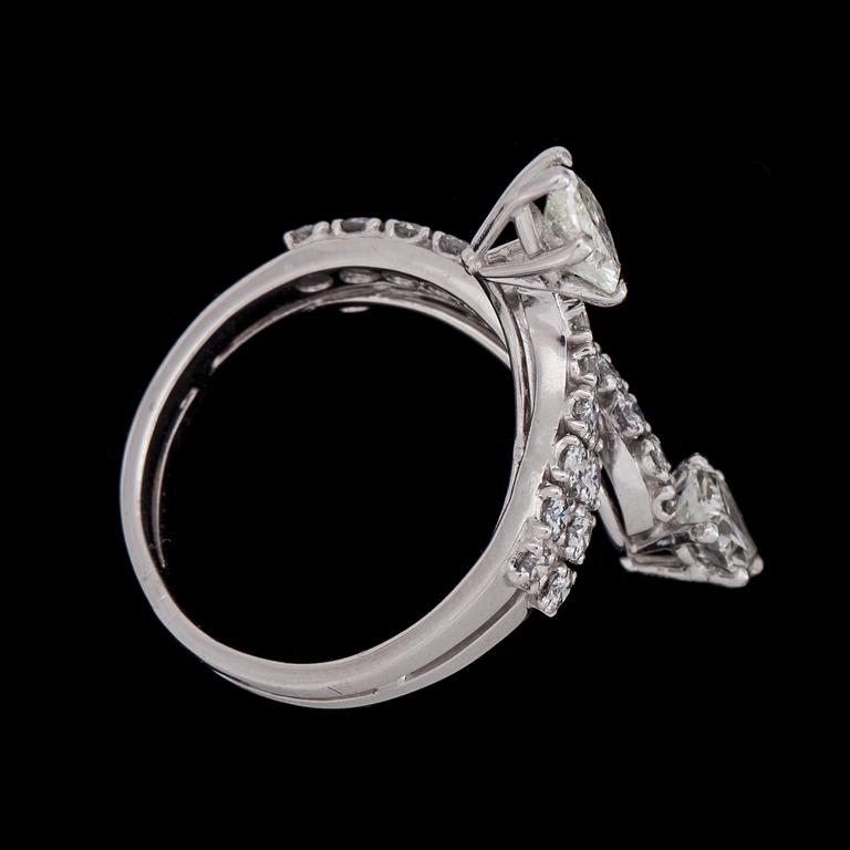 RING, 2 pear cut diamonds, 0.72 and 0.81 cts acc. to cert. IGI, and brilliant cut diamonds, tot. app. 1 ct.