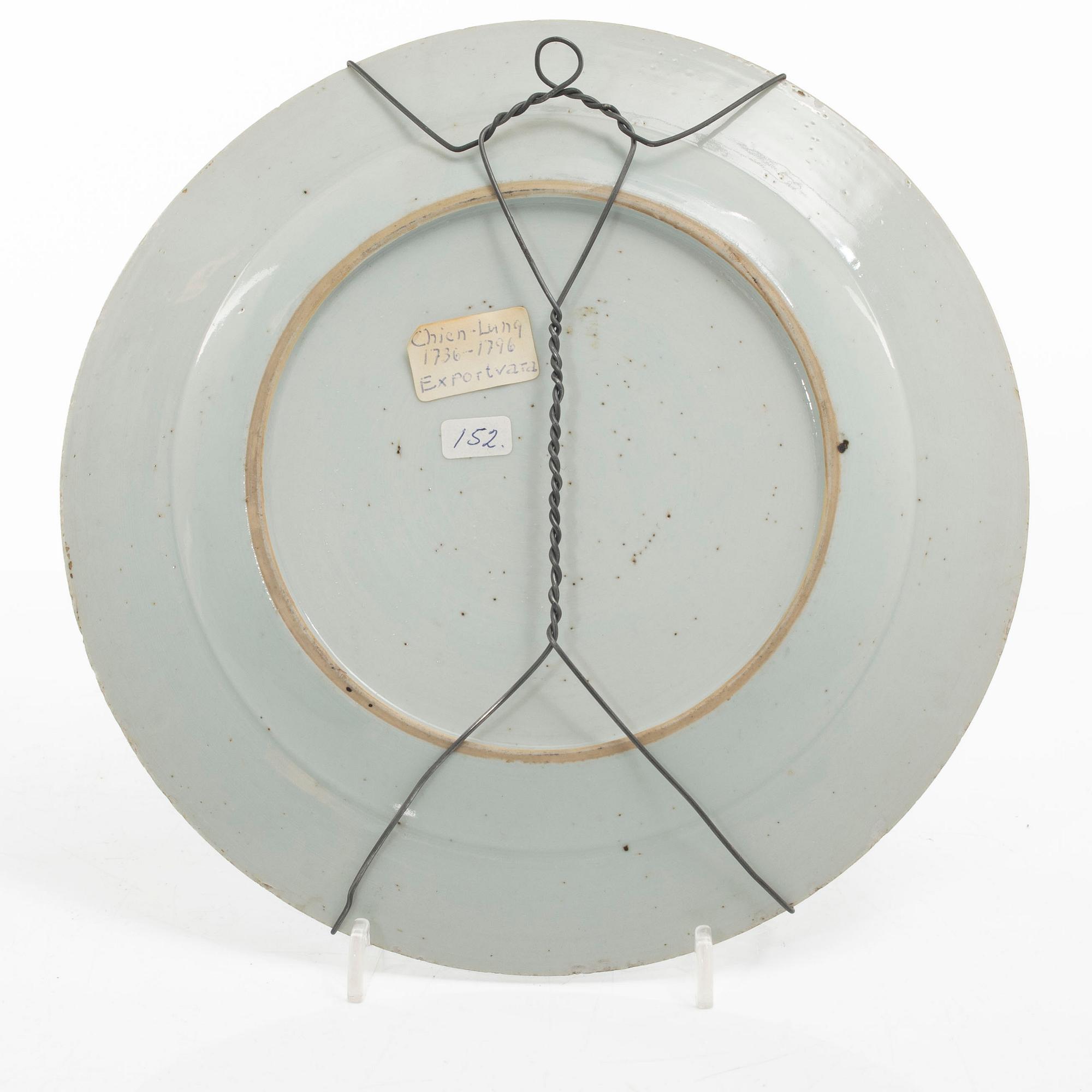 Tallrikar, tre stycken, porslin, Kina, Qingdynastin, Qianlong (1736-95).