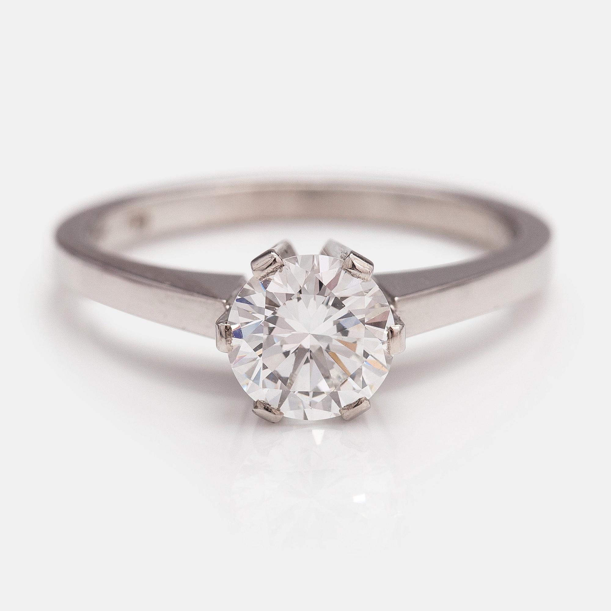 A Tillander, Ring, 18K vitguld, briljantslipad diamant ca 1.03 ct. Helsingfors 1974.
