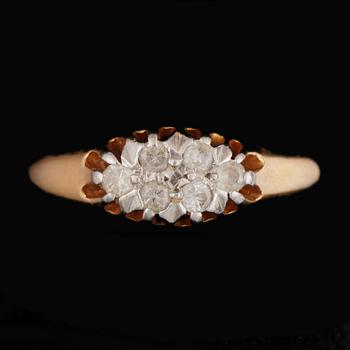 RING, 18k guld med 6 briljantslipade diamanter, tot ca 0,24 ct. Vikt ca 3,5 gram.
