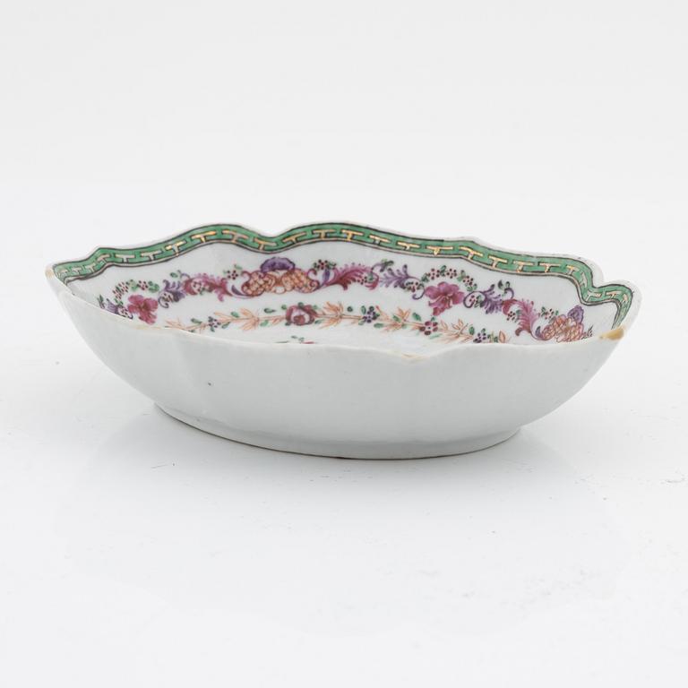 A famille rose ladle dish, Qing dynasty, Qianlong (1736-95).