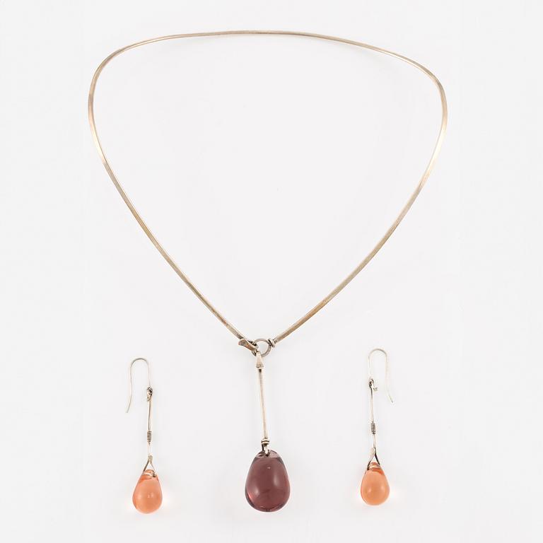 Vivianna Torun Bülow-Hübe, collier och örhängen, silver med lila-aprikosa glasdroppar.
