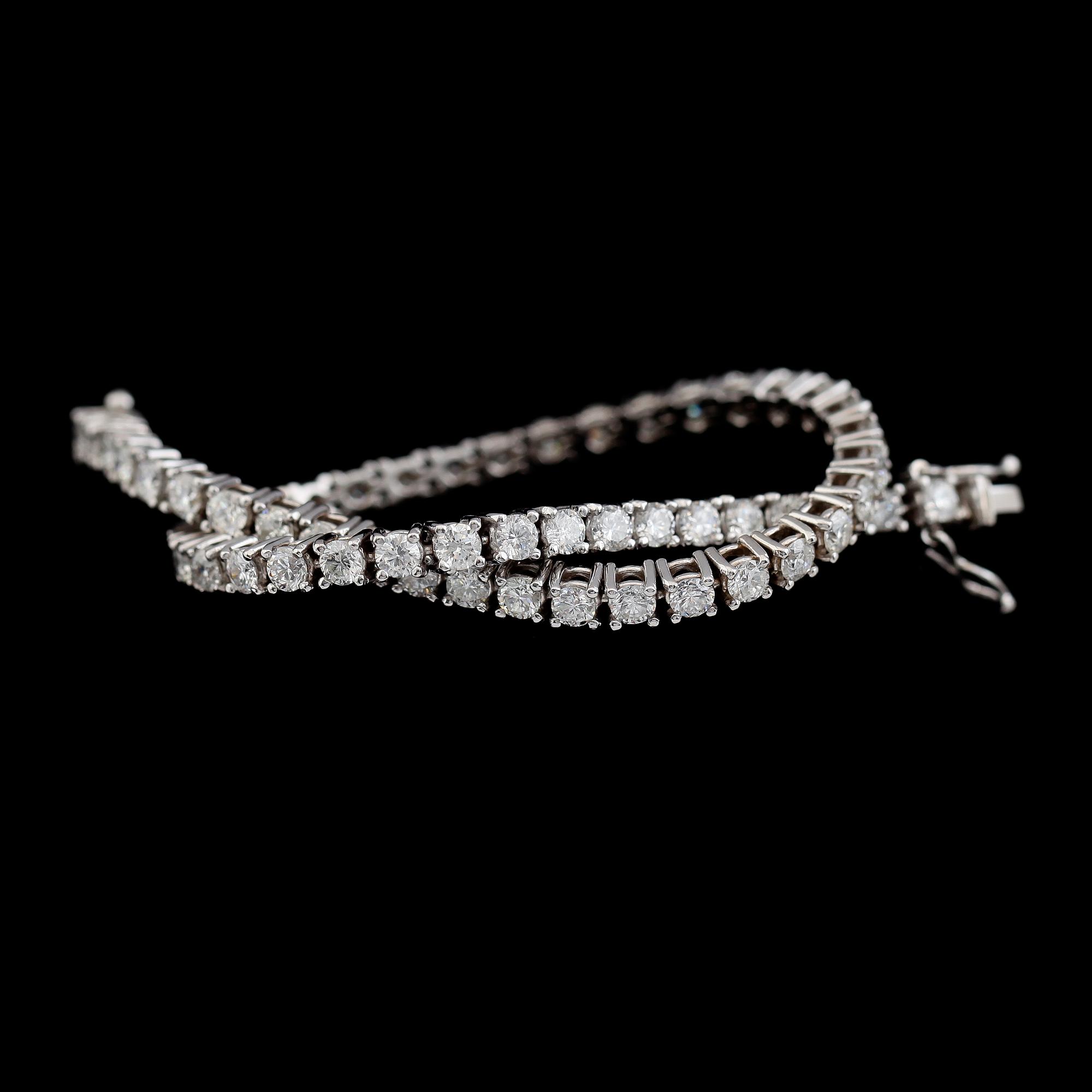 ARMBAND, 18K vitguld, Rivièrelänk, briljantslipade diamanter tot ca 4.83 ct. Vikt ca 12 g.