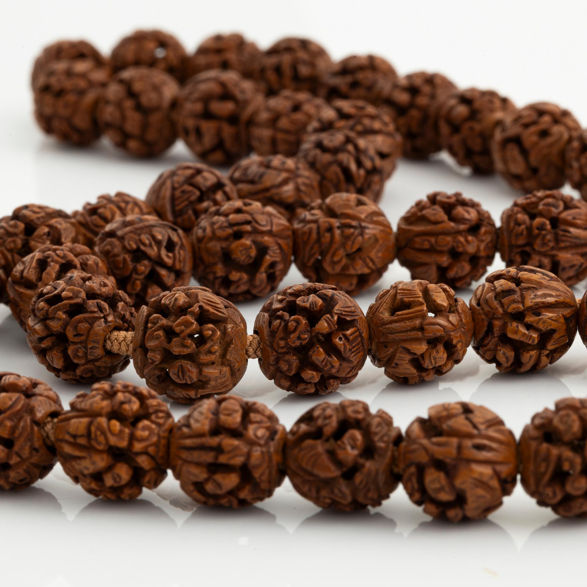 A set with two seals, two jade plaques and a necklace with sculptured beads, Qing dynasty.