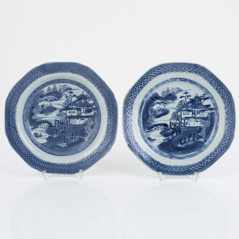 23 export porcelain service parts, China, Jiaqing (1795-1820).