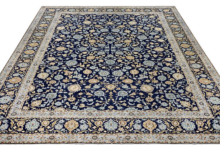A Kashan carpet, c. 395 x 305 cm.