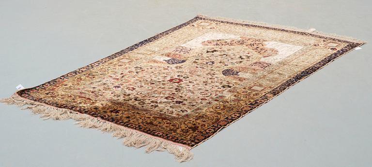 SEMI-ANTIQUE SILK KAYSERI PROBABLY. 171 x 128,5 as well as 1,5 cm flat weave on each end.