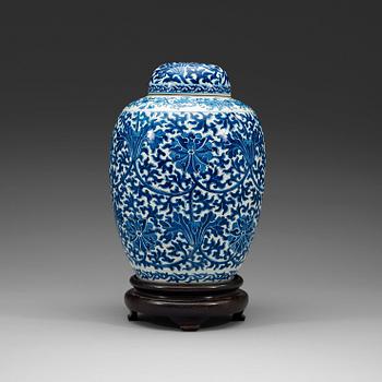 A blue and white jar with cover, Qing dynasty, 19th Century.